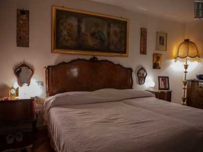 ...una camera da letto d�epoca...